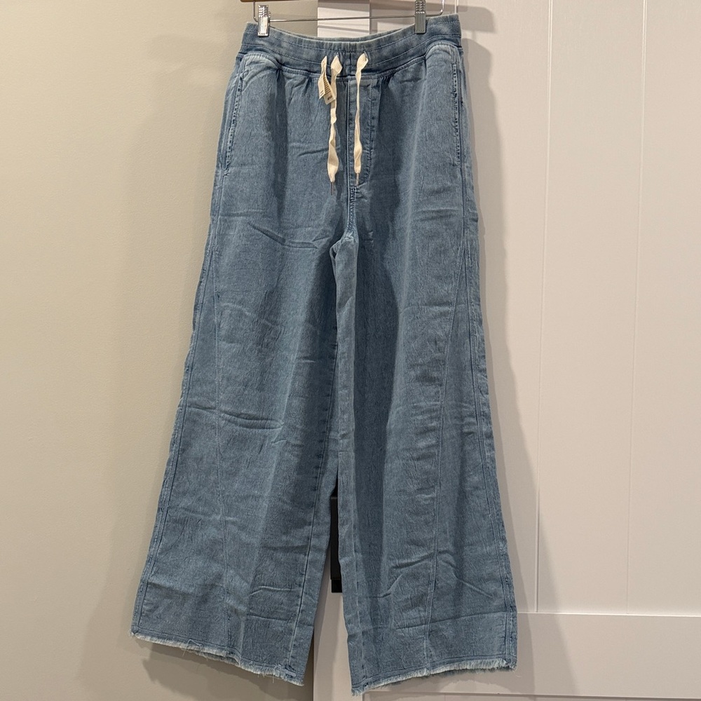 Aerie Light Blue Denim Pants with Cream Drawstring. Medium